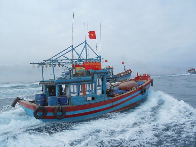 Một tàu cá của ngư dân Quảng Ngãi ra khơi bám biển Hoàng Sa