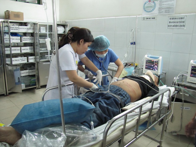 Hành khách bị nạn đang được cấp cứu tại Bệnh viện Đà Nẵng