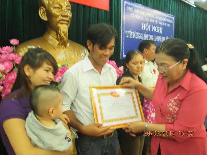 Bà Nguyễn Thị Bích Thủy-Phó chủ tịch LĐLĐ TP HCM trao quà cho gia đình hạnh phúc , tiêu biểu tại Sở GTVT TP HCM
ẢNH: THỊ QUỲNH
