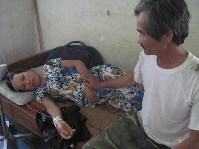 Ông Nguyễn Chua lúc chăm sóc vợ bị tai nạn