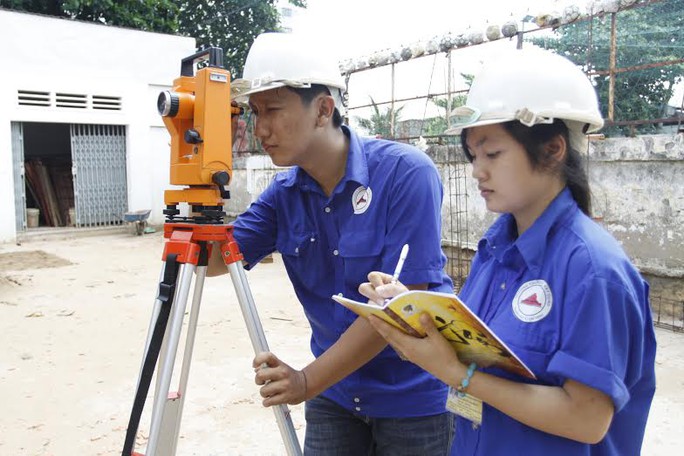 Sinh viên Khoa Xây dựng trường Trung cấp Xây dựng TP HCM trong giờ thực hành
ảnh: AN KHÁNH