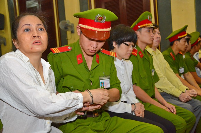 Bị cáo Huỳnh Thị Huyền Như (đeo kính)trong phiên xét xử sáng 9-1