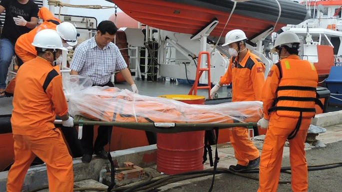 Thi thể các thuyền viên được đưa lên xe cứu thương