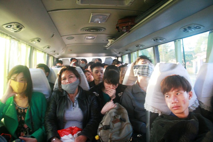 Nhiều hành khách trên chuyến xe từ TP Huế vào TP Đà Nẵng bơ phờ, mệt mỏi vì bị nhồi nhét