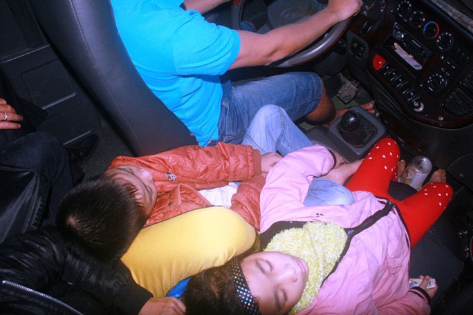 3 mẹ con chị Nguyễn Thị H. đón xe từ huyện Phú Lộc (Huế) đi TP Đà Nẵng phải ngồi co cụm trước vô lăng xe khách