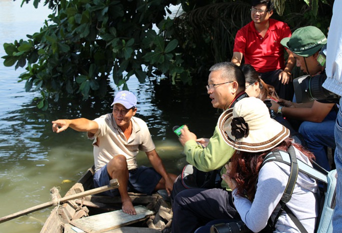 Người dân trao đổi với các nhà khoa học và phóng viên về dự án lấp sông Đồng Nai