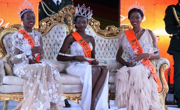 Emily Kachote (giữa), Annie Grace Mutambu - Á hậu 1 (bên trái)