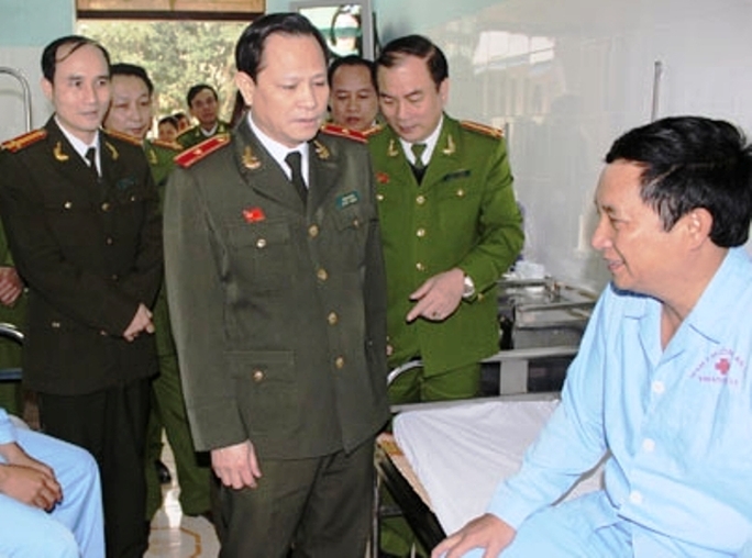 Thiếu tướng Trịnh Xuyên, Giám đốc Công an tỉnh Thanh Hóa tới thăm hỏi, động viên các chiến sĩ công an bị thương