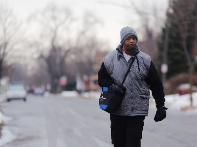 Ông Robertson đi bộ đến nơi làm việc. Ảnh: Detroit Free Press