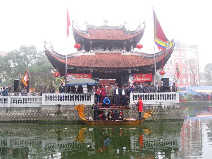Liền anh, liền chị hát tại hồ Thủy Đình (thị trấn Lim, huyện Tiên Du, tỉnh Bắc Ninh) - điểm trung tâm của lễ hội Lim