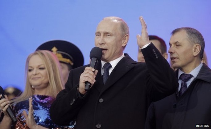 Phát biểu trước đám đông bên ngoài Điện Kremlin hôm 18-3, ông Putin cho biết người Nga và người Ukraine là một dân tộc. Ảnh: Reuters