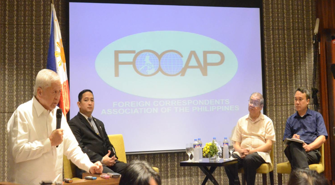 Ngoại trưởng Philippines Albert F. del Rosario phát biểu tại diễn đàn của FOCAP hôm 26-3. Ảnh: GOVPH Ngoại trưởng Philippines Albert F. del Rosario phát biểu tại diễn đàn của FOCAP hôm 26-3. Ảnh: GOVPH