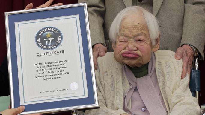 Cụ bà Misao Okawa nhận kỷ lục Guinness năm 2013. Ảnh: AP