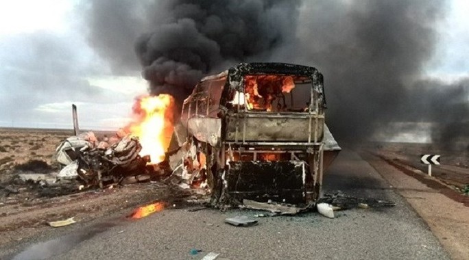 Chiếc xe buýt bốc cháy ngùn ngụt sau khi đấu đầu xe tải. Ảnh: BGN News