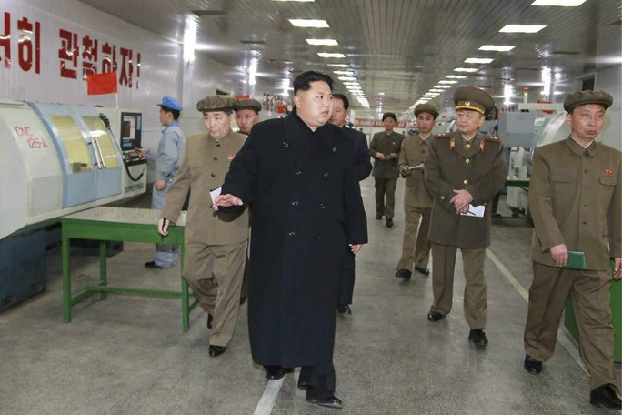 Nhà lãnh đạo Triều Tiên Kim Jung Un tham quan một nhà máy sản xuất bộ phận tên lửa và thiết bị quân sự ở Bình Nhưỡng. Ảnh: EPA