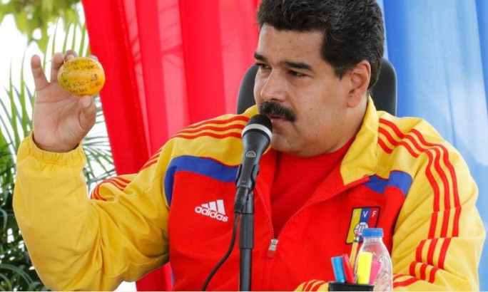 Tổng thống Maduro cầm trái xoài của Olivo và hứa tặng nhà cho cô. Ảnh: www.nicolasmaduro.org.ve