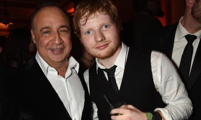 Tỉ phú Len Blavatnik (trái) và nam ca sĩ - nhạc sĩ nổi tiếng người Anh Ed Sheeran chụp hình tại Công ty Warner. Ảnh: The Guardian