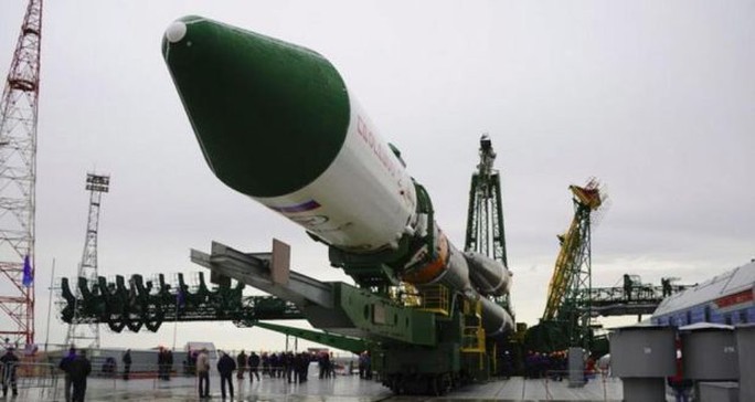 Tàu vũ trụ Progress M-27M được đưa tới bệ phóng ở sân bay vũ trụ Baykonur - Kazakhstan hôm 28-4. Ảnh: EPA
