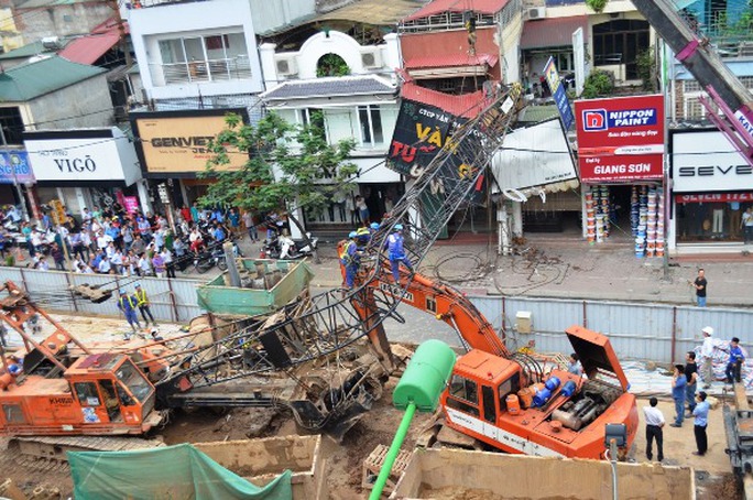 Hiện trường vụ cần cẩu dự án đường sắt trên cao đổ sập ra đường, đè lên nhà người dân