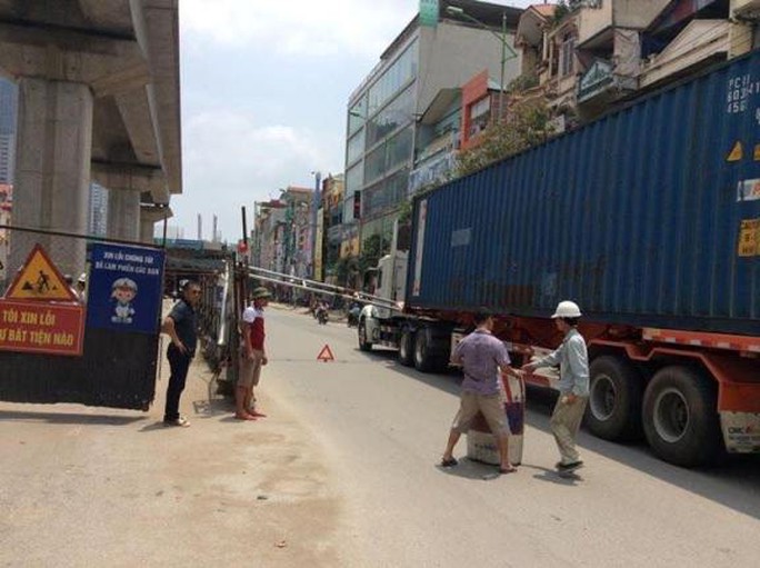 Hiện trường xe container “hạ gục” khung sắt giới hạn chiều cao Hiện trường xe container “hạ gục” khung sắt giới hạn chiều cao
