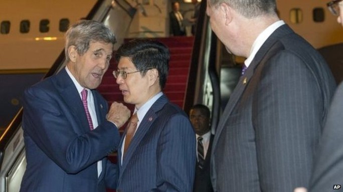 Ngoại trưởng Mỹ John Kerry (trái) đã tổ chức một loạt các cuộc họp với nhiều quan chức chính phủ hàng đầu Trung Quốc tại thủ đô Bắc Kinh. Ảnh: AP