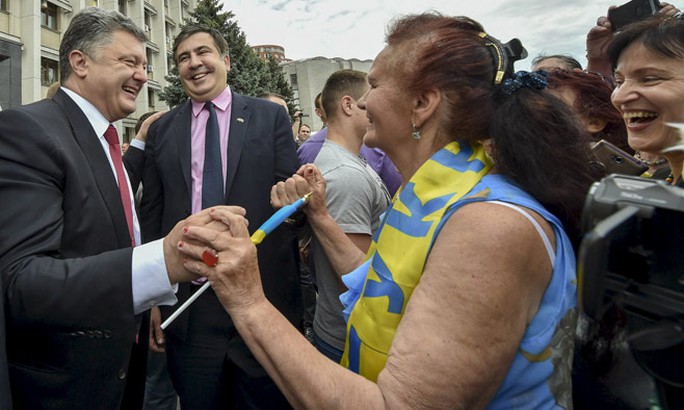 Tổng thống Ukraine Petro Poroshenko (ngoài cùng bên trái) và cựu Tổng thống Georgia Mikheil Saakashvili (thứ 2 từ trái qua) gặp gỡ người dân ở Odessa. Ảnh: Reuters