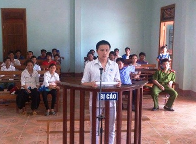 Dù có vợ và 3 con nhưng Sùng A Pó vẫn nói chưa có vợ để lừa dối tình cảm và giao cấu với trẻ em Dù có vợ và 3 con nhưng Sùng A Pó vẫn nói chưa có vợ để lừa dối tình cảm và giao cấu với trẻ em