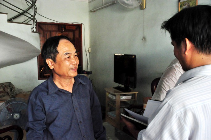 Ông Nguyễn Văn Tân, Chủ nhà số 773 Quang Trung, TP Quảng Ngãi kể lại sự việc. Ảnh: Tử Trực