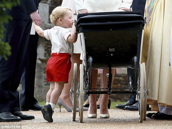 “Hoàng tử bé” bám lấy chiếc xe đẩy và kiễng gót nhìn em gái. Ảnh: Reuters