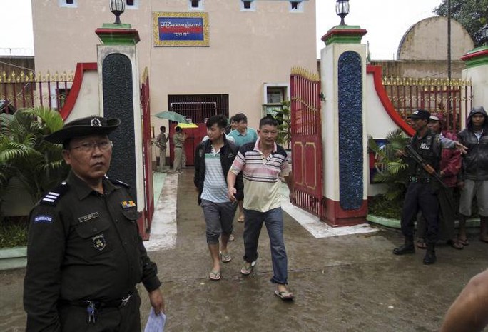 Những công dân Trung Quốc được phóng thích khỏi nhà tù TP Myitkyina hôm 30-7. Ảnh: Reuters Những công dân Trung Quốc được phóng thích khỏi nhà tù TP Myitkyina hôm 30-7. Ảnh: Reuters