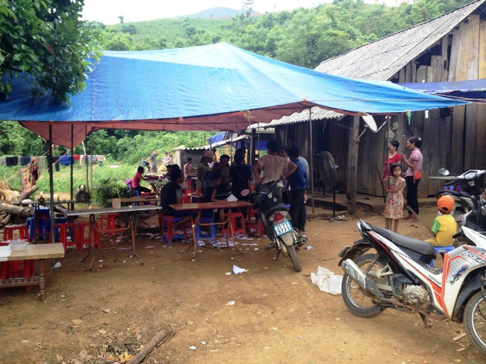 Tại nhà bà Lý Thị Rạp, nhiều người dân đến báo tin nghi can Đặng Văn Hùng đã bị bắt