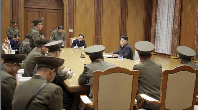 Lãnh đạo Triều Tiên Kim Jong-un chủ trì một cuộc họp khẩn cấp của Ủy ban Quân sự Trung ương hôm 21-8. Ảnh: KCNA