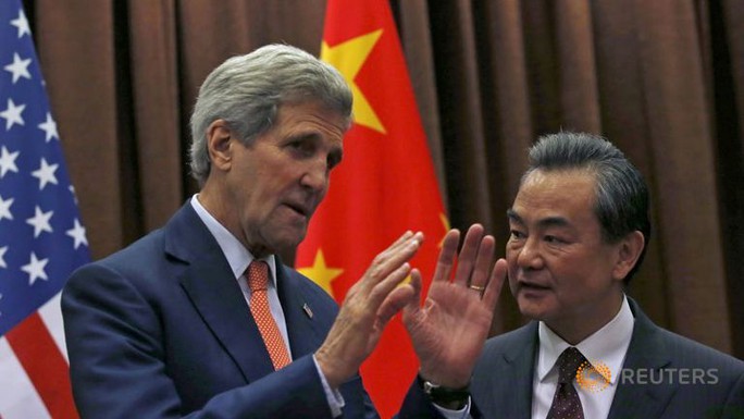 Ngoại trưởng Mỹ John Kerry (trái) và người đồng cấp Trung Quốc Vương Nghị (phải). Ảnh: Reuters