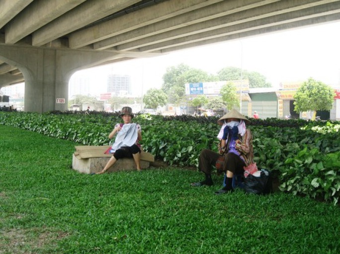 Người lao động tận dụng những bóng râm tại các gầm cầu, cây cối để tránh những cái nắng gay gắt trưa hè Người lao động tận dụng những bóng râm tại các gầm cầu, cây cối để tránh những cái nắng gay gắt trưa hè