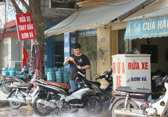 Quán rửa xe đắt hàng. Những chiếc xe được vệ sinh sạch sẽ sau chuỗi ngày dài bám đầy bùn đất Quán rửa xe đắt hàng. Những chiếc xe được vệ sinh sạch sẽ sau chuỗi ngày dài bám đầy bùn đất