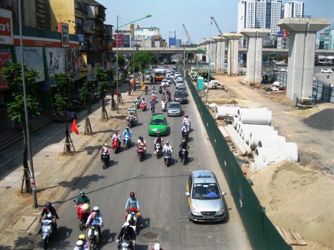 Giữa trưa, cái nắng càng gay gắt, nhiệt độ ngoài trời được dự báo lên đến 40 độ C Giữa trưa, cái nắng càng gay gắt, nhiệt độ ngoài trời được dự báo lên đến 40 độ C