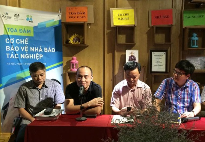 Nhà báo Quốc Cường- ao đen- trong một buổi toạ đàm về cơ chế bảo vệ nhà báo tác nghiệp Nhà báo Quốc Cường- ao đen- trong một buổi toạ đàm về cơ chế bảo vệ nhà báo tác nghiệp