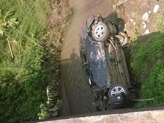 Chiếc xe lật nghiêng dưới suối sau vụ tai nạn Chiếc xe lật nghiêng dưới suối sau vụ tai nạn