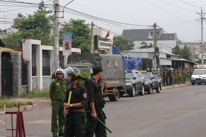 Hai nghi can bình tĩnh diễn lại cảnh thảm sát ở Bình Phước