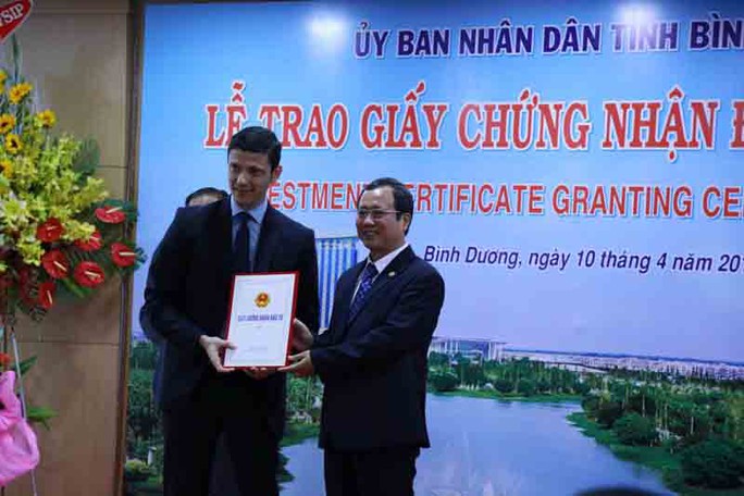 Ông Trần Văn Nam, Chủ tịch UBND tỉnh Bình Dương, trao giấy chứng nhận cho các nhà đầu tư nước ngoài sáng 10-4 
Ảnh: 
Như Phú