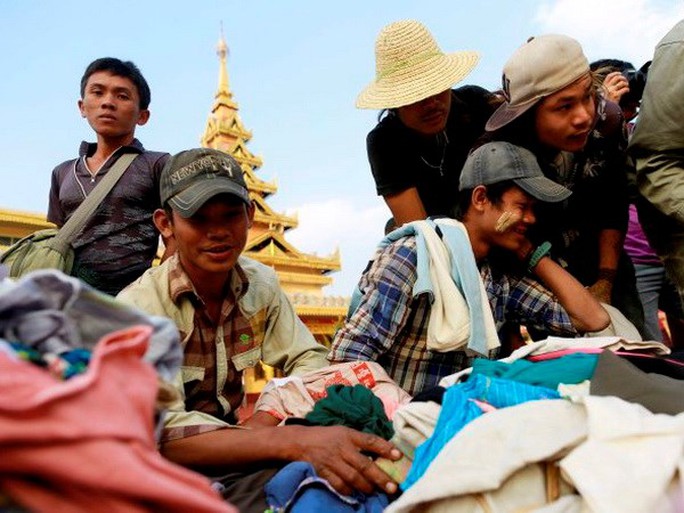 Người dân Myanmar tị nạn để tránh bom. Nguồn: Reuters