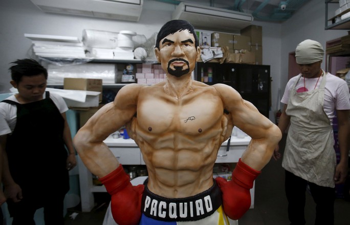 Người dân Philippines mừng sự kiện với bánh nặng 70 kg hình Pacquiao 
Ảnh: REUTERS