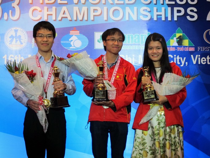 Trường Sơn (giữa) và bạn gái Thảo Nguyên xuất sắc giành 2 vé còn lại của khu vực 3.3 cùng đồng đội Quang Liêm dự World Cup cờ vua 2015