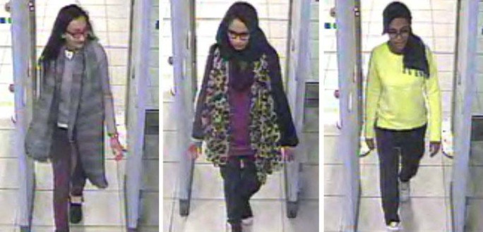 Từ trái qua phải: Ba nữ sinh Kadiza Sultana, Shamima Begum và Amira Abase tại sân bay Gatwick ở London - Anh hôm 17-2 Ảnh: Metro