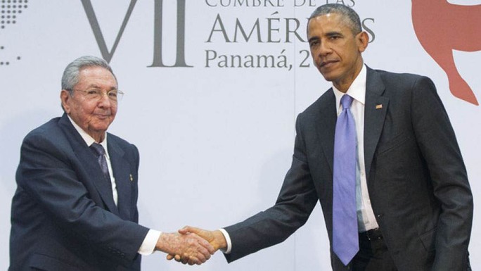 Chủ tịch Cuba Raul Castro (trái) và Tổng thống Mỹ Barack Obama gặp nhau ở Panama hôm 11-4                                 Ảnh: AP