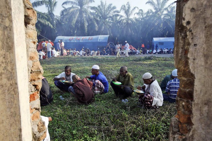 Người di cư tại một khu trại ở tỉnh Aceh - Indonesia hôm 24-5 Ảnh: AP