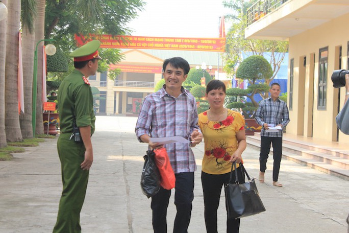 Một người vợ oà khóc đón chồng trước cổng trại giam