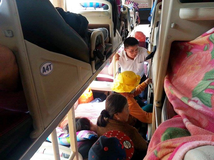 Xe khách Hồng Sơn, chạy tuyến Phú Yên – TP HCM bắt thêm khách ngồi dưới sàn, tối 26-2