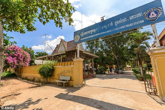 Đồn cảnh sát gần thủ đô Phnom Penh, nơi 3 du khách chạy xe qua và bị bắt. Ảnh: Daily Mail