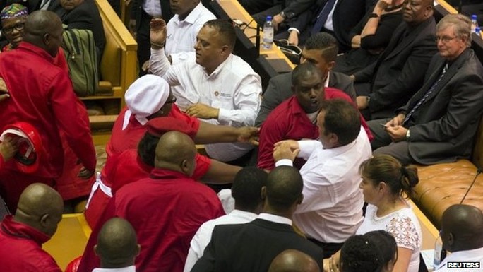 Cảnh ẩu đả trong quốc hội Nam Phi hôm 12-2. Ảnh: Reuters